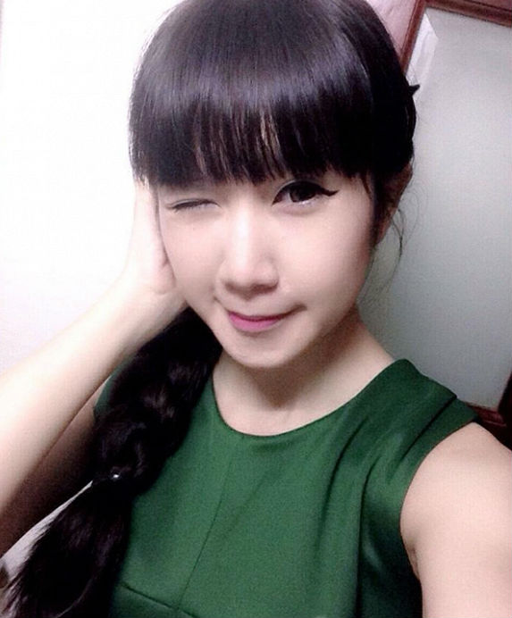 Với hành động 'mắt nhắm, mắt mở' như thế này, trông bà xã Lý Hải càng trẻ trung và xinh đẹp.