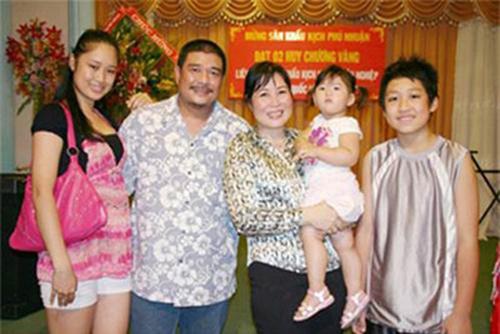 Rất nhiều người khâm phục Lê Tuấn Anh trước tình cảm chân thành mà anh dành cho ba đứa con riêng của Hồng Vân.