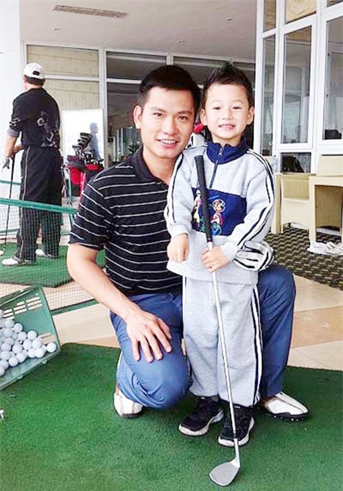 Chính Jennifer Phạm từng chia sẻ rằng mối quan hệ cha con của hai 'người đàn ông' trong nhà khá tốt đẹp thậm chí đôi lúc cô còn cảm thấy chồng cưng chiều Bảo Nam hơn cả vợ.