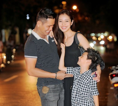 Bảo Nam sống ở Mỹ cùng ông bà nhưng mỗi lần nghỉ lễ lại được mẹ và Đức Hải đón về Việt Nam để gặp gỡ Shbet111 slot, casino, thể thao, xổ số và cả cô em gái xinh xắn là bé Na.