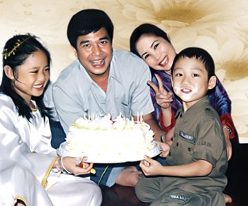 Dù là một đôi 'rổ rá cạp lại' nhưng Shbet16 chơi game trực tuyến hôn nhân của diễn viên Lê Tuấn Anh và danh hài Hồng Vân rất hạnh phúc.