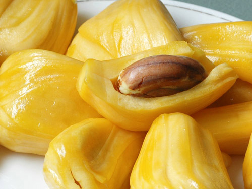 Tương tự như xoài, thì mít cũng là loại trái cây mà nếu bạn ăn nhiều, khả năng gây mụn, rôm sẩy cũng rất cao, vì thế nên hạn chế và chọn loại quả phù hợp với cơ địa của mình.