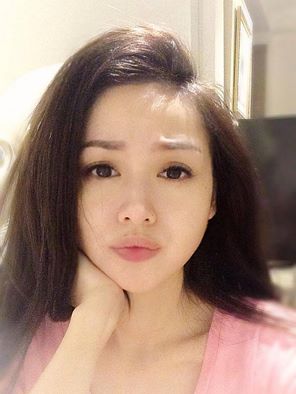 Dù đang mang thai nhưng Tâm Tít vẫn rất trẻ trung, nhí nhảnh. Hotgirl này vẫn chưa bỏ được thói quen 'tự sướng' mọi lúc mọi nơi dù sắp lên chức mẹ.