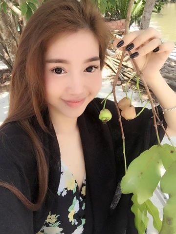 Elly Trần nhắng nhít tạo hình xì tin. Với hình ảnh này, bà mẹ một con xinh đẹp như 'búp bê' vậy.