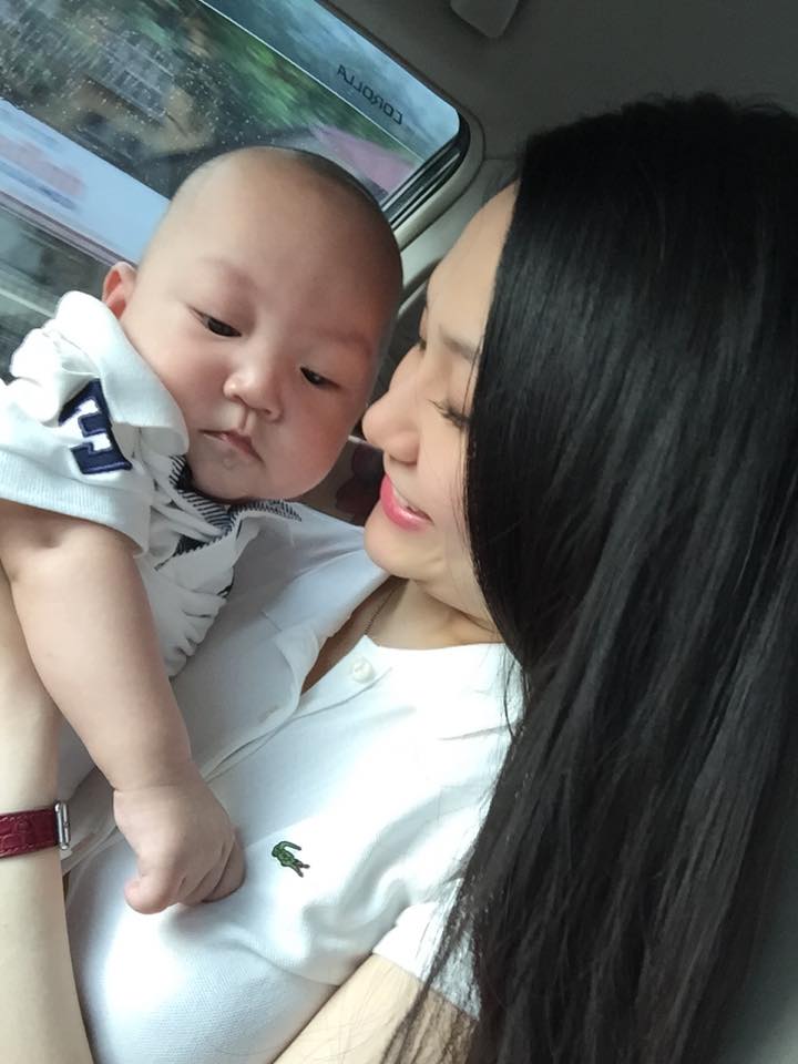 Hình ảnh Hương Baby và con trai đã khiến người hâm mộ phải xuýt xoa, khen ngợi. Cả mẹ và con đều đẹp, đặc biệt bé Su Hào rất giống bố Tuấn Hưng.