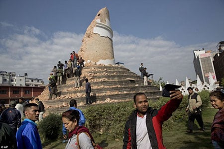 Động đất ở Nepal: Chụp ảnh tự sướng trên đống đổ nát gây phẫn nộ