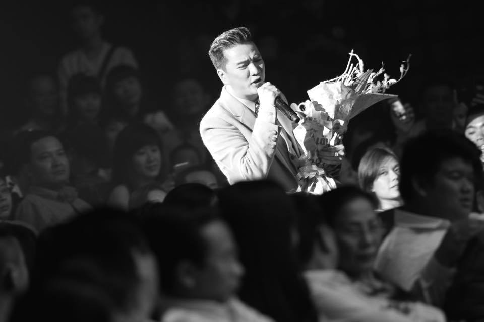 Đàm Vĩnh Hưng trong vòng vây fans Đà Nẵng. 'Ông hoàng nhạc Việt' không ngần ngại chia sẻ cảm xúc: 'Tôi là người Việt Nam. Thương tặng mọi người bài hát 'Đất nước trọn niềm vui' Hưng vừa thu lại trên bài phối mới này'.