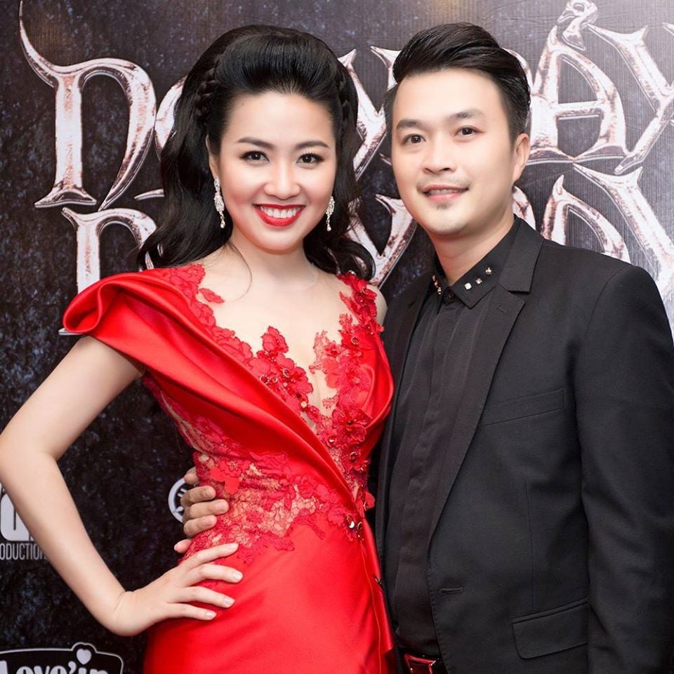 Lê Khánh hạnh phúc, mãn nguyện sánh vai bên chồng.