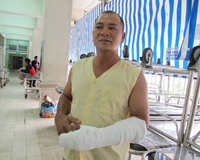 Bấm còi xin vượt, tài xế xe khách bị chém trọng thương