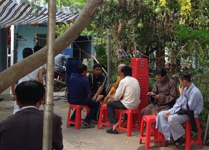 Phát hiện con trai treo cổ trước nhà tắm lúc 2 giờ sáng