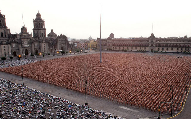 Spencer Tunick là một nhiếp ảnh gia người Mỹ nổi tiếng với những tác phẩm nghệ thuật sắp đặt đáng kinh ngạc về con người trong suốt 20 năm qua. Các dự án của ông thường thu hút hàng trăm đến hàng ngàn người tham gia.Điểm đặc biệt là các tình nguyện viên này sẽ trút bỏ quần áo và hoàn toàn khỏa thân, chịu sự sắp đặt của người nghệ sĩ. Một trong những dự án nổi bật nhất mà Tunick đã từng thực hiện là chụp ảnh 18.000 người khỏa thân tại quảng trường Zocalo của Mexico năm 2007. Đây được xem là bức ảnh chụp nhiều người khỏa thân nhất thế giới.