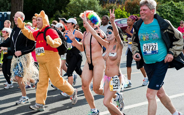 Bay to Breakers được xem là 1 trong 10 lễ hội lớn nhất thế giới. Cứ vào tháng 5 hàng năm người dân lại vùng vịnh San Francisco lại tưng bừng tổ chức lễ hội này. Được tổ chức lần đầu tiên vào năm 1906, lễ hội Bay to Breakers ra đời nhằm khuyến khích tinh thần tinh thần người dân sau trận động đất mà thành phố này từng phải gánh chịu.Mỗi năm, lễ hội này thu hút hơn 50.000 người địa phương và hàng ngàn du khách khắp nơi tham gia. Phần thú vị nhất của lễ hội là cuộc đua chạy thi 12km qua trung tâm thành phố, các vận động viên có thể mặc bất kỳ loại Shbet999 com đăng nhập nào, kể cả khỏa thân để hoàn thành cuộc đua.