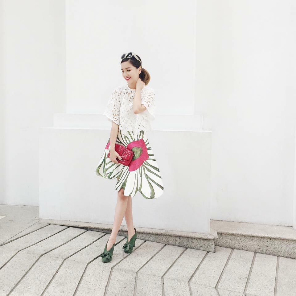 Sau hàng hàng loạt những bản 'hit' đình đám làm mưa làm gió trên cộng đồng mạng, Bích Phương đã trở thành cái tên hot của làng giải trí. Nhiều người hâm mộ cảm thấy thích thú hơn với giọng hát cũng như style của nữ ca sỹ.