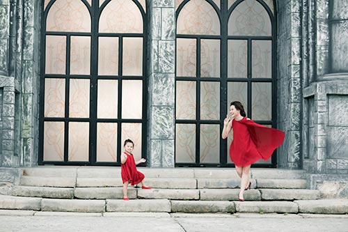 Sở hữu gương mặt khả ái, duyên dáng và giọng nói truyền cảm, cô thường xuyên xuất hiện trên những chương trình truyền hình như Cà phê sáng, Thời trang và Shbet16 chơi game trực tuyến.