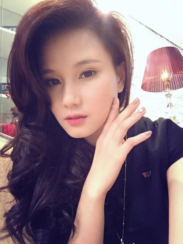 Dù đã là bà mẹ hai con nhưng trông nữ MC vẫn rất tươi trẻ và xinh đẹp.
