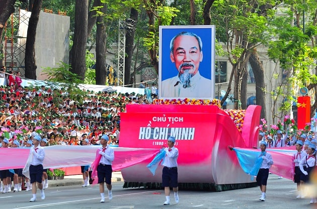 7h, cả chục nghìn người tham gia lễ diễu binh, diễu hành mừng lễ 30/4 ở lễ đài tại ngã tư Lê Duẩn - Pasteur, Công viên 30/4 (quận 1, TP HCM).