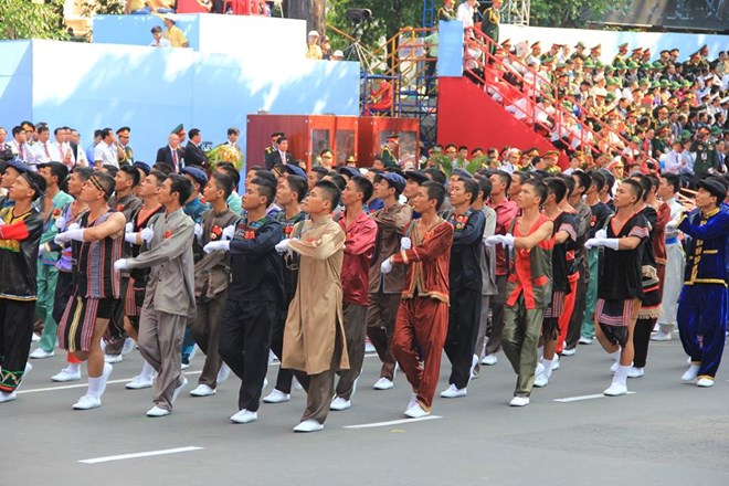 Khối nam dân quân các dân tộc Việt Nam.