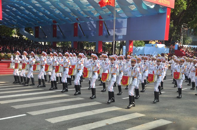 Sau 30 phút văn nghệ, phần đọc diễn văn của lãnh đạo, phát biểu cựu chiến binh, thế hệ trẻ là chương trình diễu binh, diễu hành của khoảng 6.000 người.