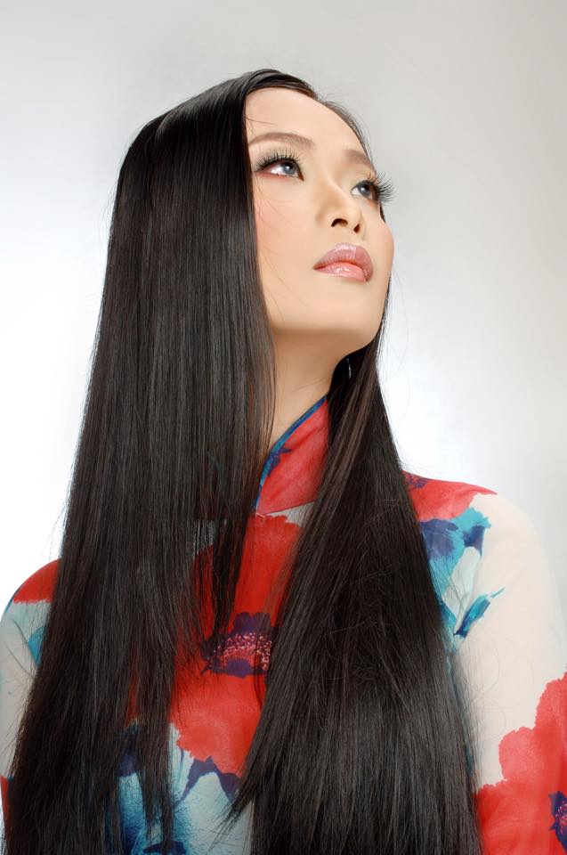Hưởng ứng ngày lễ 30/4, Lê Kiều Như đã đăng tải ảnh cô đang mặc áo dài kèm dòng chú thích: 'Ủng hộ ngày lễ, post hình chân dung áo dài hợp không?'.