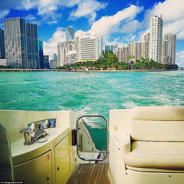 Anh chàng Andreas Arnhoff người Na Uy đang trên đường đến Miami bằng chiếc du thuyền sang trọng của mình.