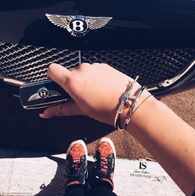 Cô gái khoe chiếc xe siêu sang Bentley Continental.