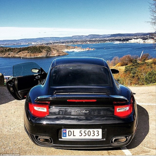 Để thỏa mãn kỳ nghỉ lễ, Andreas Arnhoff lái hẳn chiếc Porsche Turbo cho chuyến du lịch xuyên quốc gia.