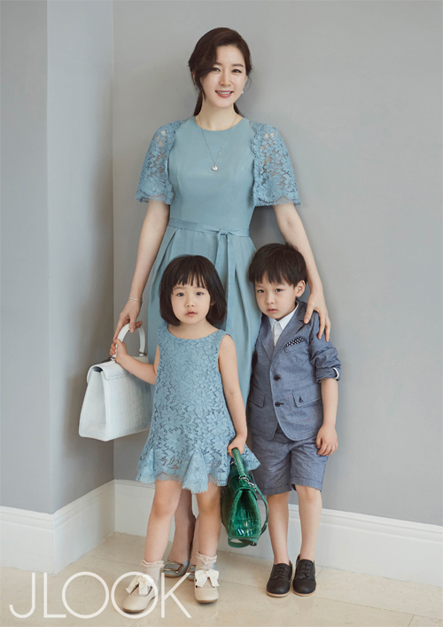 Lee Young Ae cùng cặp song sinh xuất hiện trên tạp chí JLook số mới, đem đến cho khán giả sự ngưỡng mộ.
