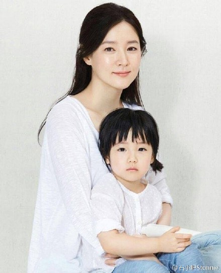 Hơn thế, Lee Young Ae vốn là một trong những người đẹp nổi tiếng Kbiz vì sở hữu vẻ ngoài đẹp tự nhiên không tỳ vết. Cô từng nhiều lần đứng trong danh sách những người đẹp nổi tiếng nhất nhì làng giải trí.