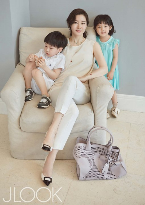 Ở tuổi 44, nữ diễn viên nổi tiếng màn ảnh Hàn đang có một cuộc sống viên mãn bên chồng và hai thiên thần nhỏ.