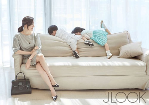 Những khoảnh khắc đáng yêu của cặp song sinh nhà Lee Young Ae.