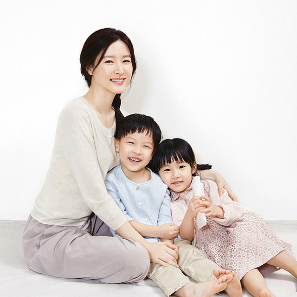 Ba mẹ con cùng xuất hiện trong loạt hình quảng cáo cho một sản phẩm chăm sóc da tháng trước.