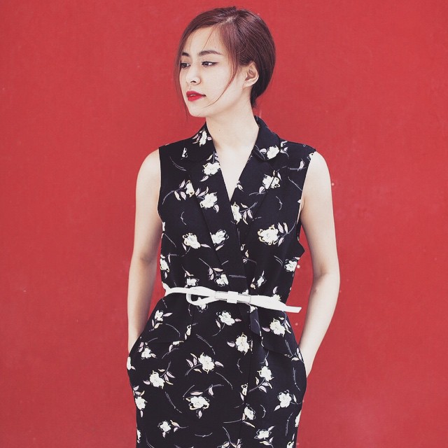Sau những hình ảnh nhắng nhít, Hoàng Thùy Linh trở lại với vẻ trầm tư, đứng đắn.