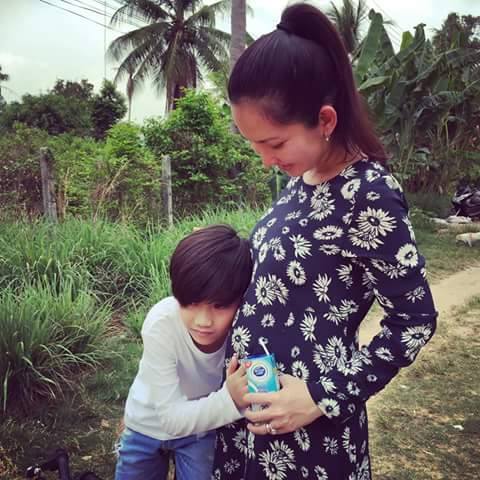 Con trai Kim Hiền áp tai vào bụng bầu của mẹ, lăng nghe em bé... đạp.
