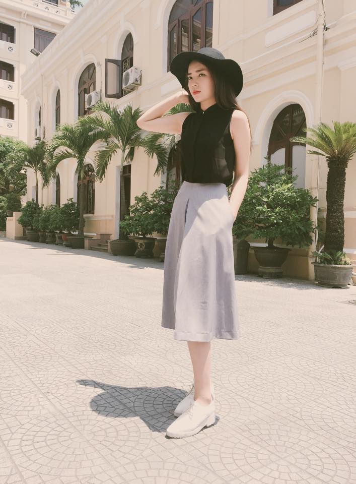 Sau khi bị chê vì gu thời trang quê mùa, hai lúa, Kỳ Duyên đã trở lại với hình ảnh tươi tắn, dịu dàng hơn. Hoa hậu đã có sự tiến bộ vượt bậc trong cách mix đồ phù hợp của mình.
