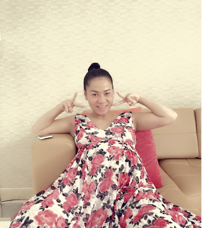 Thu Minh nhí nhảnh khoe vụng bầu vượt mặt.