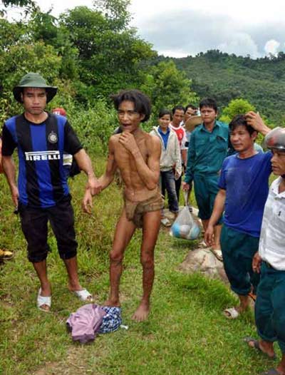 Sau hơn 40 năm sống tách biệt ở rừng sâu, hai cha con “người rừng” Hồ Văn Thanh (82 tuổi) và Hồ Văn Lang (43 tuổi, trú tại xã Trà Phong, Tây Trà, Quảng Ngãi) đã được đưa về hòa nhập với cộng đồng vào đầu tháng 8/2013.