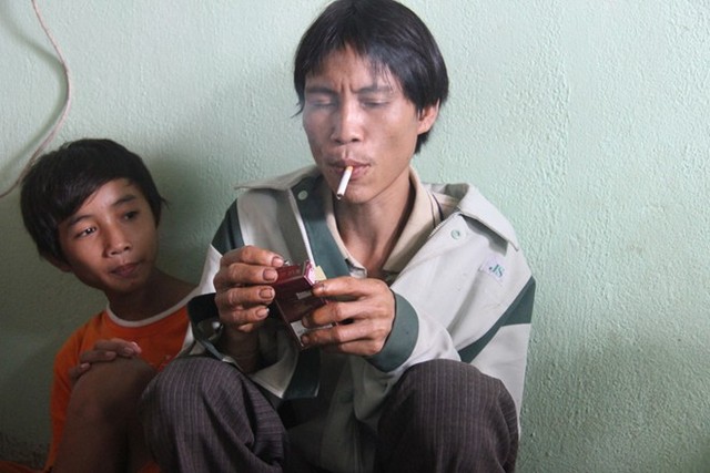 Thuốc lá là thứ khoái khẩu của anh Lang.