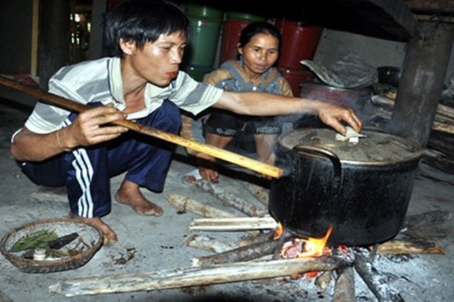 Dù không nói được tiếng Kinh nhưng ánh mắt của người đàn ông hơn 40 năm sống tách biệt ở rừng sâu vẫn rất vui vẻ, phấn khích khi một phụ nữ chưa chồng nào đó đến gần.