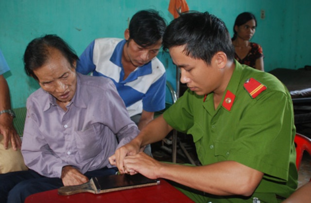 Năm 2013, Công an huyện Tây Trà, Quảng Ngãi đã đến tận giường bệnh làm các thủ tục nhập khẩu, chứng minh nhân dân cho cha con người rừng để ổn định Shbet16 chơi game trực tuyến lâu dài. Trong hình: Công an huyện Tây Trà lấy dấu vân tay ông Thanh làm CMND.