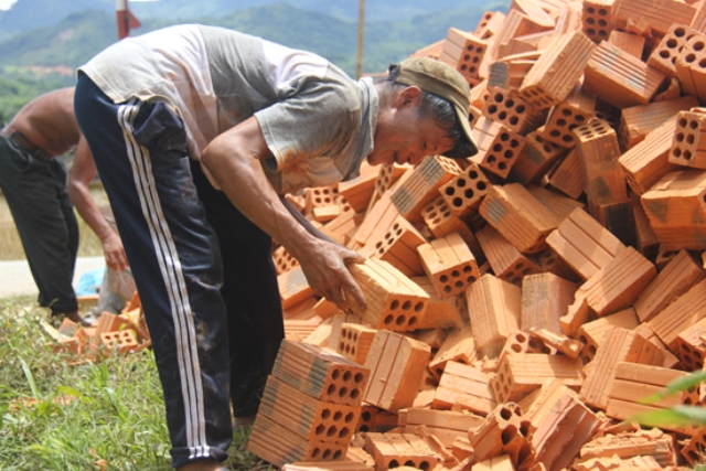 Cũng năm 2013, cha con anh Lang được hỗ trợ xây nhà với số tiền trên 100 triệu đồng. Ngôi nhà mới có diện tích khoảng 60m2, được xây trên nền ngôi nhà cũ của ông Hồ Văn Tri, là con trai của ông Thanh. Trong hình, anh Lang đang bê gạch làm nhà.