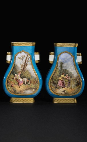 Cặp bình Minton có giá từ 1.000 -1.500 bảng Anh. Ông Bamber cũng vô cùng bất ngờ trước món quà này của người dì 99 tuổi.