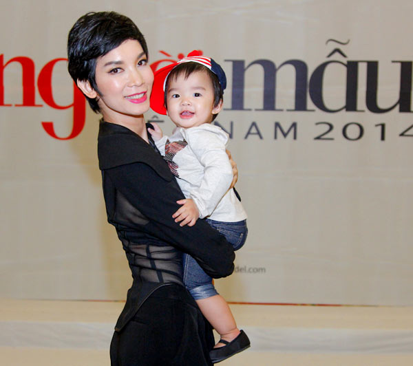 Vốn là một trong những siêu mẫu hàng đầu của showbiz Việt, Xuân Lan có khả năng kiếm tiền không kém bất kỳ một đấng mày râu nào. Cô luôn xuất hiện với loạt đồ hiệu cùng những xế hộp 'khủng'.