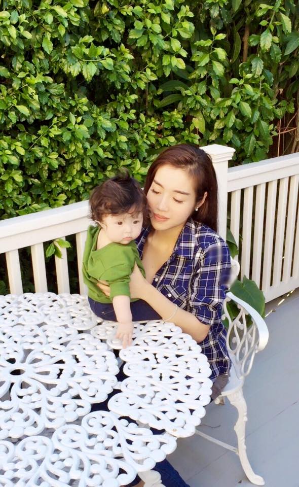 Công khai thường xuyên hình ảnh con gái trên trang cá nhân của mình nhưng khi được hỏi về danh tính, hình ảnh của 'người bố' thì Elly Trần chỉ cho biết bạn trai mình là người châu Âu và cô không muốn đề cập quá sâu vào chuyện này.