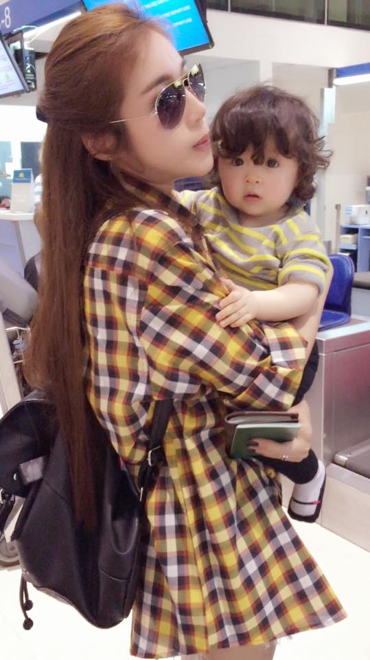 Elly Trần nhận khá nhiều show diễn và chụp hình cho các tạp chí.