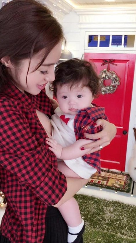 'Bà mẹ 1 con' thường xuyên khoe ảnh đi làm nuôi con lên trang cá nhân.