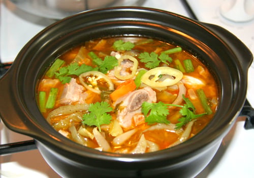 Cách nấu canh sườn chua thơm ngon, lạ miệng
