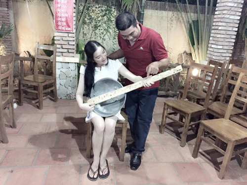 Lý Nhã Kỳ chơi đàn làm từ thau rỉ và đòn gánh nước độc đáo