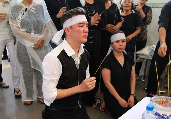 Đàm Vĩnh Hưng buồn bã trước sự ra đi của ông ngoại