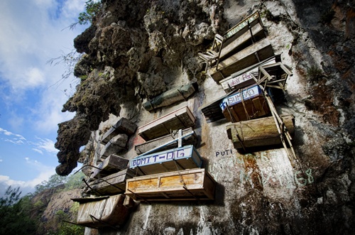 Tại thung lũng Echo, tỉnh Sagada, Philippines có một khu nghĩa trang treo lơ lửng trên vách núi. Cách đây 2.000 năm, bộ tộc Igorot đã dùng cách này để mai táng người đã khuất vì nghĩ rằng như vậy họ sẽ sớm được siêu thoát. Đồng thời, sẽ tránh được lũ quét hay các loài động vật quấy phá giấc ngủ ngàn năm.