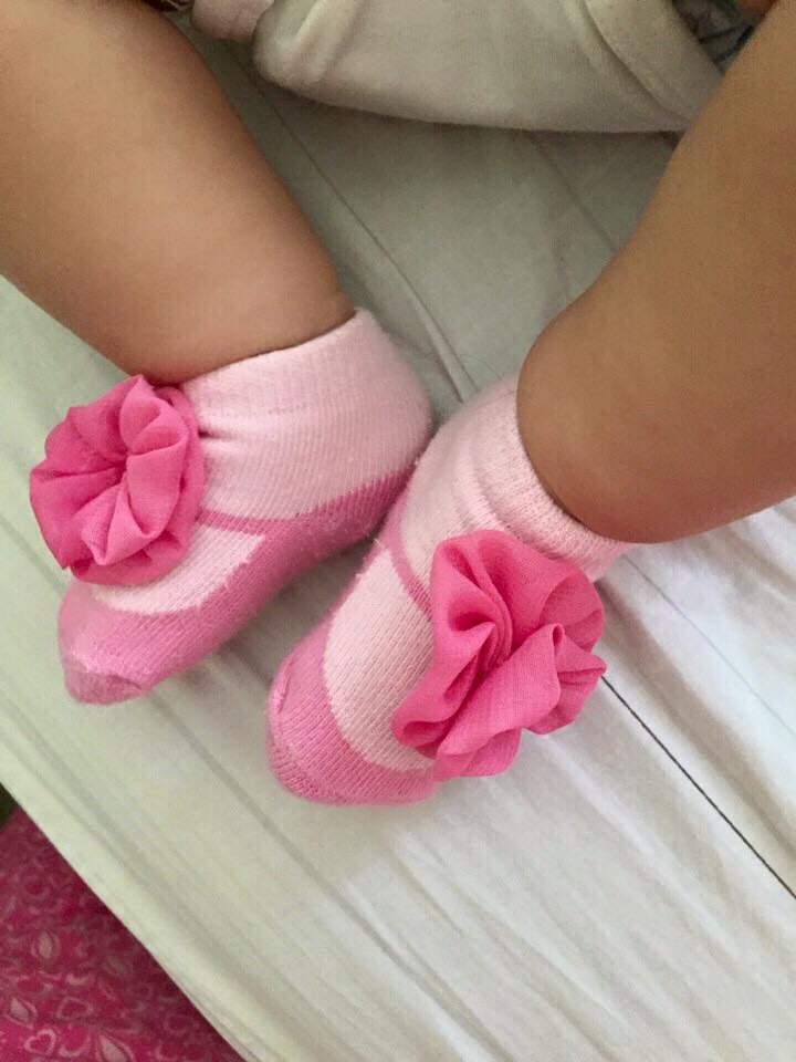 Đôi chân cô bé thật điệu đà.